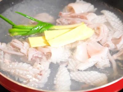 這道巨好吃的爆炒魷魚，脆爽鮮嫩的口感，的做法-家常味炒菜譜