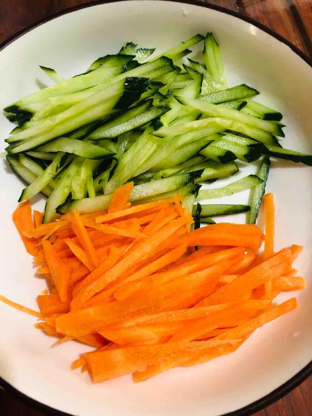 涼拌粉絲的做法-酸辣味拌菜譜