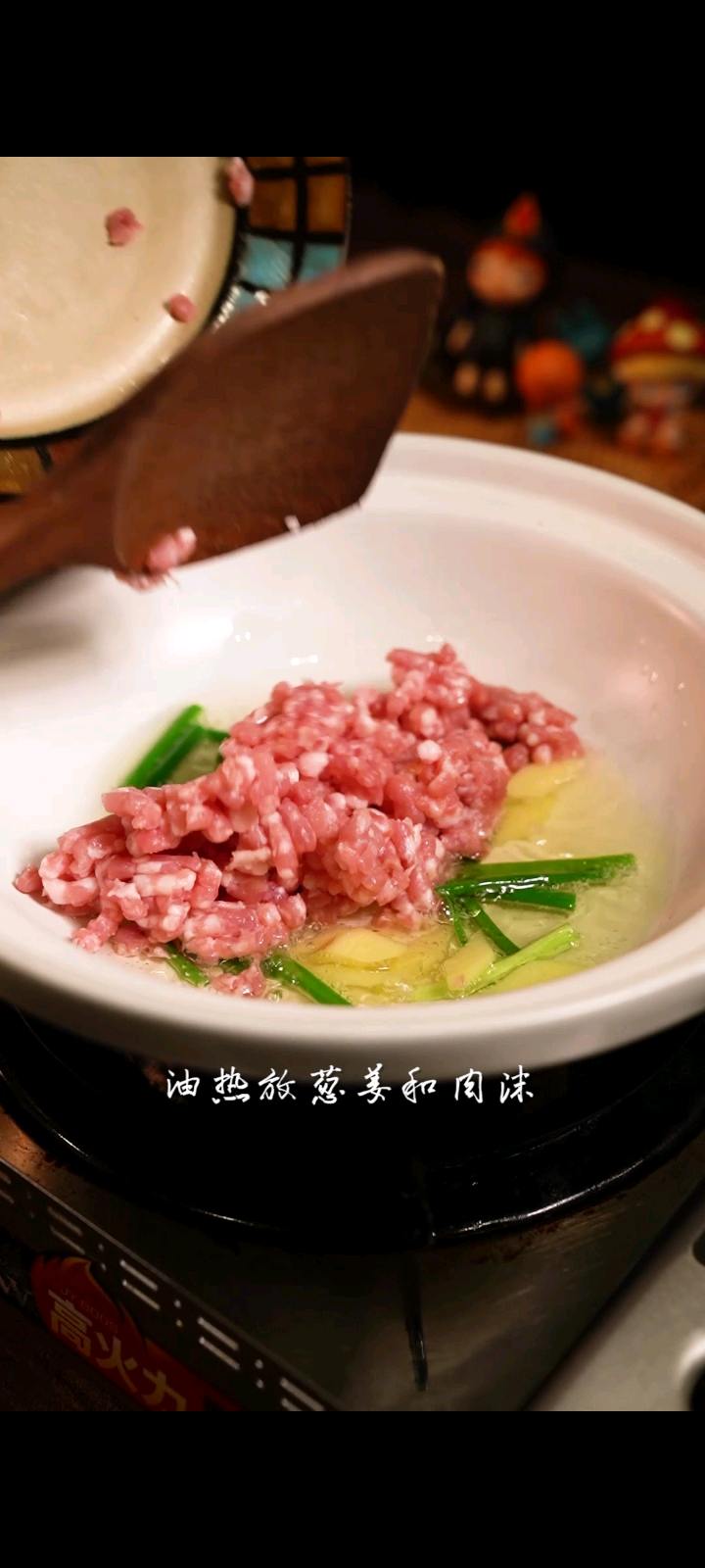 滑嫩多汁的蒜蓉生蠔煲，一口一個太滿足了的做法-咸鮮味蒸菜譜