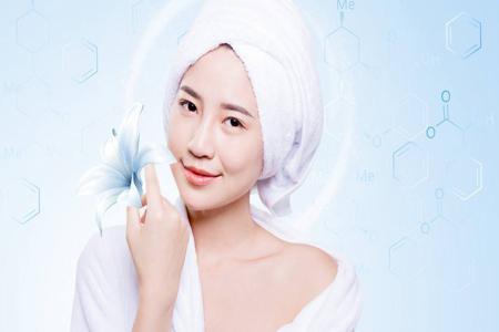 睡前護膚要怎么美白祛斑,女生洗臉、涂精華一步都不能少-易網<a href=http://www.xllyou.com/ target=_blank class=infotextkey>健康養生</a>網 睡前護膚要怎么美白祛斑,女生洗臉、涂精華一步都不能少