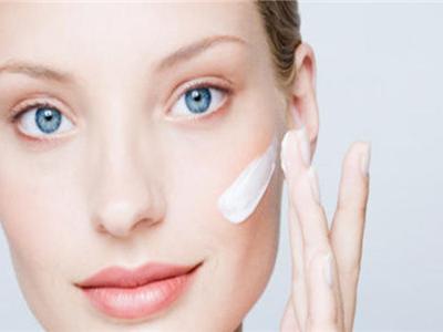 臉上護膚兩大必備品，隔離霜和防曬霜的區別所在