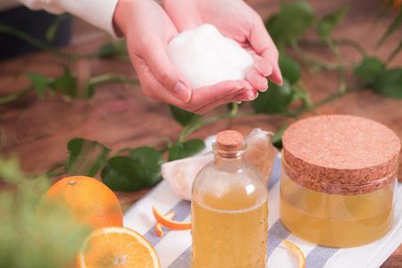 女生護膚如何去黑頭,毛孔粗大的收縮方法-易網健康<a href=http://www.xllyou.com/jkys/ target=_blank class=infotextkey>養(yǎng)生</a>網 女生護膚如何去黑頭,毛孔粗大的收縮方法