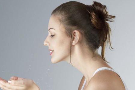 女生護膚如何去黑頭,毛孔粗大的收縮方法-易網健康養(yǎng)生網 女生護膚如何去黑頭,毛孔粗大的收縮方法