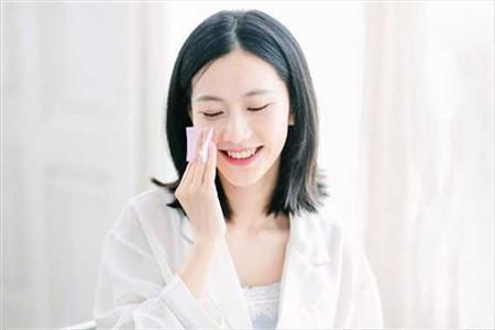 為什么說肌膚問題多靠保濕保養,如何給皮膚補水最關鍵-易網健康<a href=http://www.xllyou.com/jkys/ target=_blank class=infotextkey>養生</a>網 為什么說肌膚問題多靠保濕保養,如何給皮膚補水最關鍵