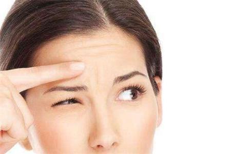 面部肌膚太顯老,可能是你抬頭紋太明顯-易網(wǎng)健康養(yǎng)生網(wǎng) 面部肌膚太顯老,可能是你抬頭紋太明顯