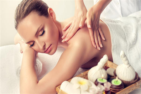 不要再固定使用一套化妝品,更換水乳護膚品的技巧注意事項-易網(wǎng)健康<a href=http://www.xllyou.com/jkys/ target=_blank class=infotextkey>養(yǎng)生</a>網(wǎng) 不要再固定使用一套化妝品,更換水乳護膚品的技巧注意事項