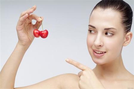 不要再固定使用一套化妝品,更換水乳護膚品的技巧注意事項-易網(wǎng)<a href=http://www.xllyou.com/ target=_blank class=infotextkey>健康養(yǎng)生</a>網(wǎng) 不要再固定使用一套化妝品,更換水乳護膚品的技巧注意事項