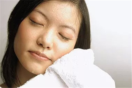 每天堅持十分鐘做好護膚步驟,保持好肌膚水潤狀態(tài)-易網(wǎng)<a href=http://www.xllyou.com/ target=_blank class=infotextkey>健康養(yǎng)生</a>網(wǎng) 每天堅持十分鐘做好護膚步驟,保持好肌膚水潤狀態(tài)