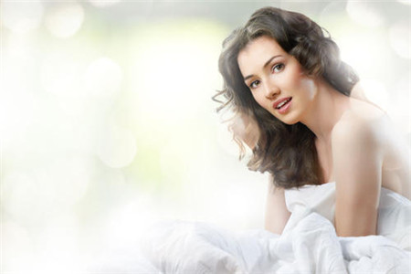 女性化妝品中最不可缺少的三種護(hù)膚產(chǎn)品,使用的關(guān)鍵所在-易網(wǎng)<a href=http://www.xllyou.com/ target=_blank class=infotextkey>健康養(yǎng)生</a>網(wǎng) 女性化妝品中最不可缺少的三種護(hù)膚產(chǎn)品,使用的關(guān)鍵所在