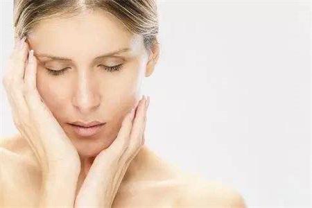 面部皮膚過敏的原因,一般都和這三點有關-易網健康<a href=http://www.xllyou.com/jkys/ target=_blank class=infotextkey>養生</a>網 面部皮膚過敏的原因,一般都和這三點有關