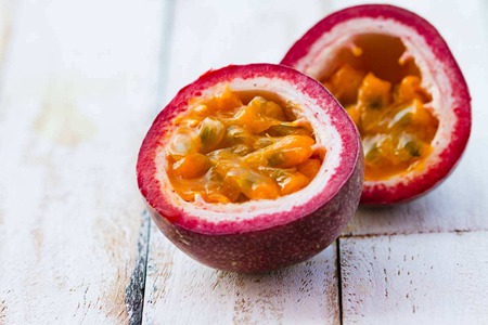 百香果美容助消化功效多,教你美味制作方法-易網<a href=http://www.xllyou.com/ target=_blank class=infotextkey>健康養生</a>網 百香果美容助消化功效多,教你美味制作方法