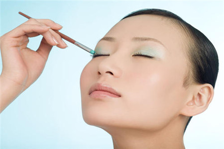 快速學(xué)習(xí)美白方法都有哪些,美背美容變白的秘密在這里-易網(wǎng)健康<a href=http://www.xllyou.com/jkys/ target=_blank class=infotextkey>養(yǎng)生</a>網(wǎng) 快速學(xué)習(xí)美白方法都有哪些,美背美容變白的秘密在這里