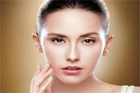 夏季抗痘美白指南,十大注意事項遠離長痘痘煩惱-易網(wǎng)<a href=http://www.xllyou.com/ target=_blank class=infotextkey>健康養(yǎng)生</a>網(wǎng) 夏季抗痘美白指南,十大注意事項遠離長痘痘煩惱