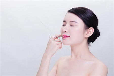 夏季抗痘美白指南,十大注意事項遠離長痘痘煩惱-易網(wǎng)健康<a href=http://www.xllyou.com/jkys/ target=_blank class=infotextkey>養(yǎng)生</a>網(wǎng) 夏季抗痘美白指南,十大注意事項遠離長痘痘煩惱