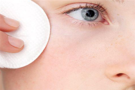 夏天護膚方式常犯錯誤,女性最需關注的肌膚保養兩大誤區-易網健康養生網 夏天護膚方式常犯錯誤,女性最需關注的肌膚保養兩大誤區