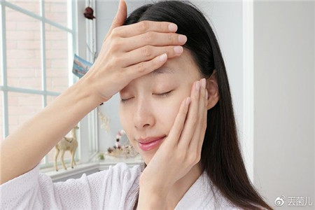 肌膚老是出現痤瘡、痘痘等問題,四個原因讓你恍然大悟-易網<a href=http://www.xllyou.com/ target=_blank class=infotextkey>健康養生</a>網 肌膚老是出現痤瘡、痘痘等問題,四個原因讓你恍然大悟