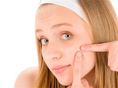 額頭長痘、下巴長痘，黑眼圈是怎么回事，原來都和這件事有關