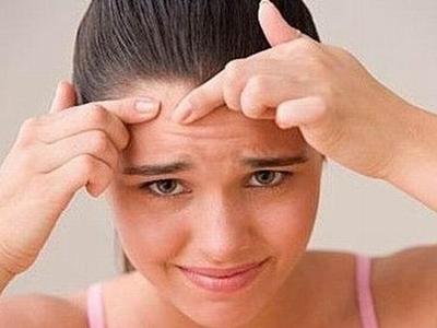 女生額頭長痘的原因,對癥下藥才能有干凈肌膚