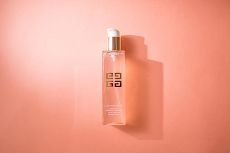 化妝水和爽膚水的區(qū)別是什么,不同肌膚的選擇方法-易網(wǎng)<a href=http://www.xllyou.com/ target=_blank class=infotextkey>健康養(yǎng)生</a>網(wǎng) 化妝水和爽膚水的區(qū)別是什么,不同肌膚的選擇方法