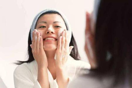 秋天換季皮膚干燥起皮怎么辦，女生滋潤臉部的五個方法