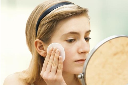 嘴巴周圍長痘的原因,女生的腸胃出現了問題-易網健康養生網 嘴巴周圍長痘的原因,女生的腸胃出現了問題