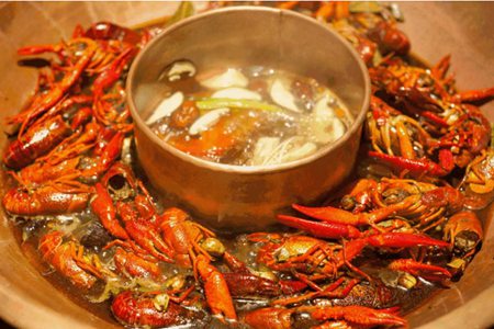 嘴巴周圍長痘的原因,女生的腸胃出現了問題-易網<a href=http://www.xllyou.com/ target=_blank class=infotextkey>健康養生</a>網 嘴巴周圍長痘的原因,女生的腸胃出現了問題