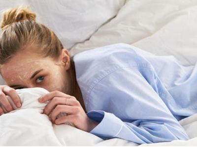 嘴巴周圍長痘的原因，女生的腸胃出現了問題