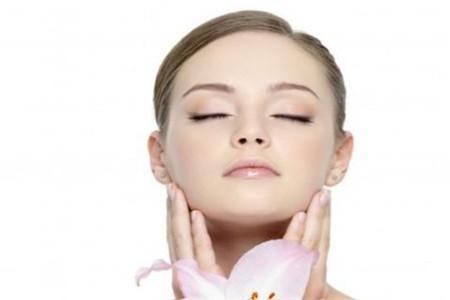 頸部線條皺紋多的原因，2個(gè)輕松消除頸紋的方法