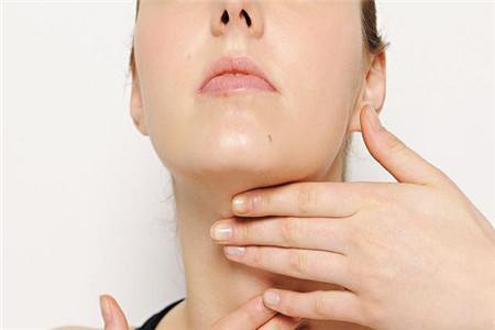 頸部線條皺紋多的原因，2個(gè)輕松消除頸紋的方法