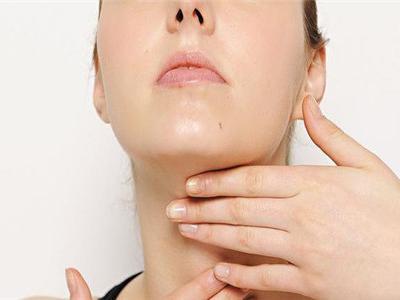 頸部線條皺紋多的原因，2個輕松消除頸紋的方法