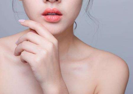 嘴唇干燥脫皮怎么辦? 教你5招輕松應(yīng)對-易網(wǎng)<a href=http://www.xllyou.com/ target=_blank class=infotextkey>健康養(yǎng)生</a>網(wǎng) 嘴唇干燥脫皮怎么辦? 教你5招輕松應(yīng)對