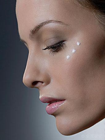 眼周出現(xiàn)細(xì)紋怎么辦？4種方式可幫你淡化