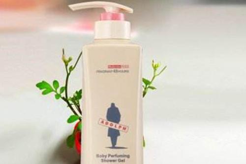 沐浴露和沐浴乳有什么區(qū)別?四大區(qū)別介紹-易網(wǎng)健康<a href=http://www.xllyou.com/jkys/ target=_blank class=infotextkey>養(yǎng)生</a>網(wǎng) 沐浴露和沐浴乳有什么區(qū)別?四大區(qū)別介紹