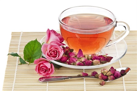 玫瑰花茶的功效與作用 女性學(xué)會(huì)制作常喝可以美白淡斑-易網(wǎng)健康<a href=http://www.xllyou.com/jkys/ target=_blank class=infotextkey>養(yǎng)生</a>網(wǎng) 玫瑰花茶的功效與作用 女性學(xué)會(huì)制作常喝可以美白淡斑