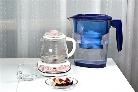 玫瑰花茶的功效與作用 女性學(xué)會(huì)制作常喝可以美白淡斑-易網(wǎng)<a href=http://www.xllyou.com/ target=_blank class=infotextkey>健康養(yǎng)生</a>網(wǎng) 玫瑰花茶的功效與作用 女性學(xué)會(huì)制作常喝可以美白淡斑