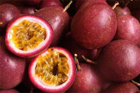 百香果的功效與作用 女性吃了排毒養顏還有瘦身功效-易網<a href=http://www.xllyou.com/ target=_blank class=infotextkey>健康養生</a>網 百香果的功效與作用 女性吃了排毒養顏還有瘦身功效