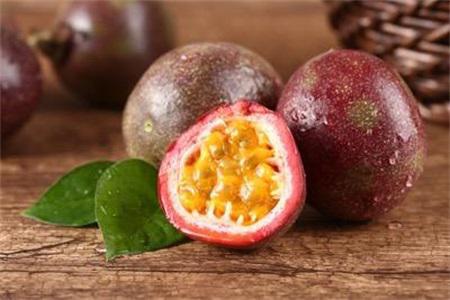 百香果的功效與作用 女性吃了排毒養顏還有瘦身功效-易網健康<a href=http://www.xllyou.com/jkys/ target=_blank class=infotextkey>養生</a>網 百香果的功效與作用 女性吃了排毒養顏還有瘦身功效