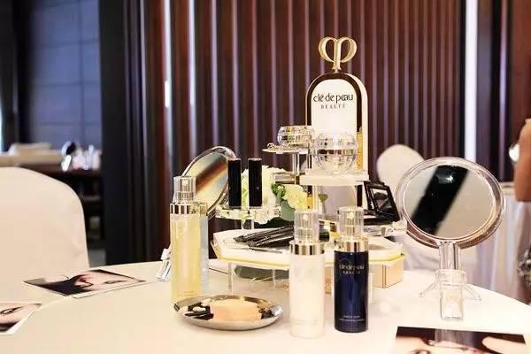 油皮用香奈兒還是cpb洗面奶?香奈兒洗面奶好用嗎?-易網健康<a href=http://www.xllyou.com/jkys/ target=_blank class=infotextkey>養生</a>網 油皮用香奈兒還是cpb洗面奶?香奈兒洗面奶好用嗎?