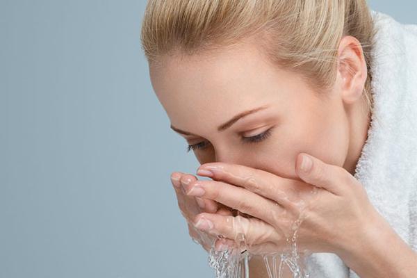 卸妝乳可以當洗面奶用嗎 卸妝乳洗面奶的使用順序-易網<a href=http://www.xllyou.com/ target=_blank class=infotextkey>健康養生</a>網 卸妝乳可以當洗面奶用嗎 卸妝乳洗面奶的使用順序