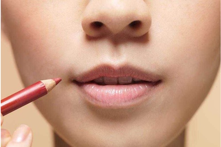 女生嘴唇發(fā)黑的五個原因,女孩恢復(fù)紅潤唇色的方法-易網(wǎng)健康養(yǎng)生網(wǎng) 女生嘴唇發(fā)黑的五個原因,女孩恢復(fù)紅潤唇色的方法
