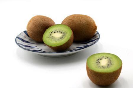 女生嘴唇發(fā)黑的五個原因,女孩恢復(fù)紅潤唇色的方法-易網(wǎng)<a href=http://www.xllyou.com/ target=_blank class=infotextkey>健康養(yǎng)生</a>網(wǎng) 女生嘴唇發(fā)黑的五個原因,女孩恢復(fù)紅潤唇色的方法