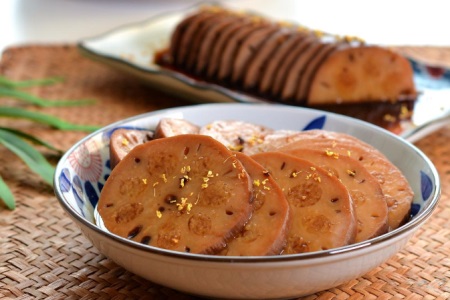 蓮藕怎么做好吃 這道紅糖糯米藕是女性補氣血的好幫手-易網健康<a href=http://www.xllyou.com/jkys/ target=_blank class=infotextkey>養生</a>網 蓮藕怎么做好吃 這道紅糖糯米藕是女性補氣血的好幫手