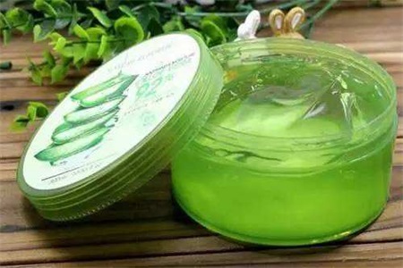 嘴唇干裂脫皮怎么辦？女性保養嘴唇只需做到這四點