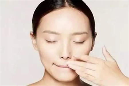 嘴唇干裂脫皮怎么辦？女性保養嘴唇只需做到這四點