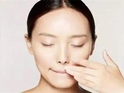 嘴唇干裂脫皮怎么辦?女性保養嘴唇只需做到這四點