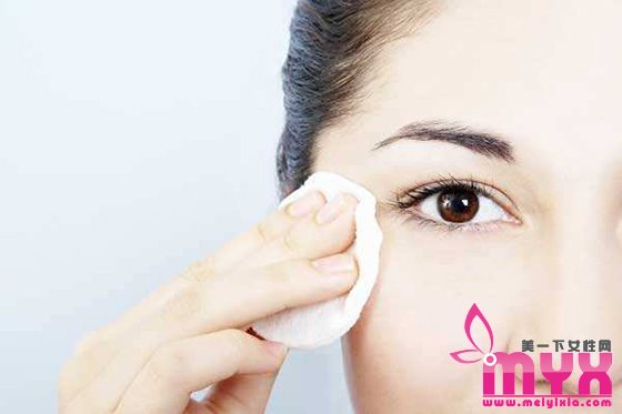 化妝水和爽膚水的區(qū)別 80%的女性都傻傻分清-易網(wǎng)健康<a href=http://www.xllyou.com/jkys/ target=_blank class=infotextkey>養(yǎng)生</a>網(wǎng) 化妝水和爽膚水的區(qū)別 80%的女性都傻傻分清