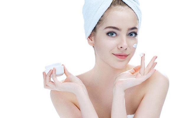 防曬霜是在哪個步驟涂?防曬霜在化妝時的使用順序介紹-易網健康<a href=http://www.xllyou.com/jkys/ target=_blank class=infotextkey>養生</a>網 防曬霜是在哪個步驟涂?防曬霜在化妝時的使用順序介紹