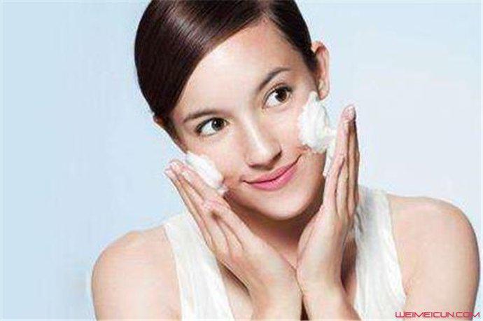 早上怎么洗臉對(duì)皮膚好 其實(shí)只要做到這幾步就好了-易網(wǎng)健康<a href=http://www.xllyou.com/jkys/ target=_blank class=infotextkey>養(yǎng)生</a>網(wǎng) 早上怎么洗臉對(duì)皮膚好 其實(shí)只要做到這幾步就好了