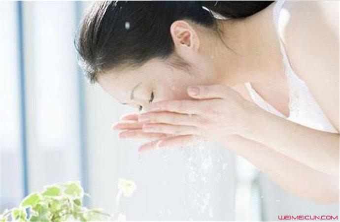 早上怎么洗臉對(duì)皮膚好 其實(shí)只要做到這幾步就好了-易網(wǎng)<a href=http://www.xllyou.com/ target=_blank class=infotextkey>健康養(yǎng)生</a>網(wǎng) 早上怎么洗臉對(duì)皮膚好 其實(shí)只要做到這幾步就好了