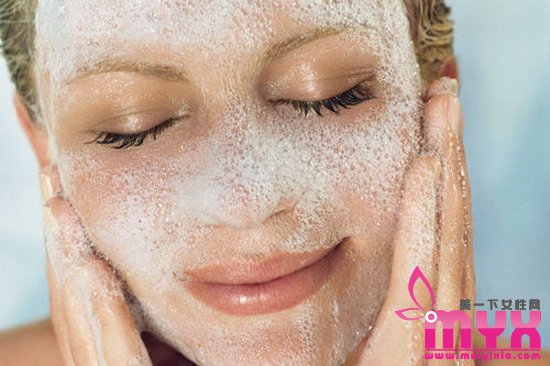 護(hù)膚6大誤區(qū)整理 護(hù)膚細(xì)節(jié)誤區(qū)導(dǎo)致問題肌膚-易網(wǎng)<a href=http://www.xllyou.com/ target=_blank class=infotextkey>健康養(yǎng)生</a>網(wǎng) 護(hù)膚6大誤區(qū)整理 護(hù)膚細(xì)節(jié)誤區(qū)導(dǎo)致問題肌膚